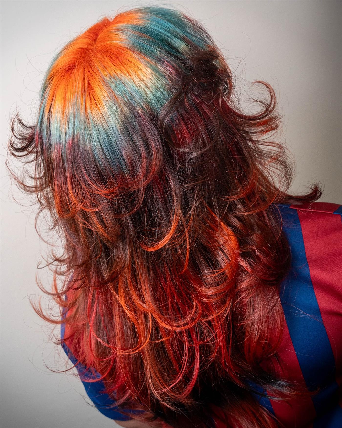 Cabello con color térmico de naranja a azul hielo