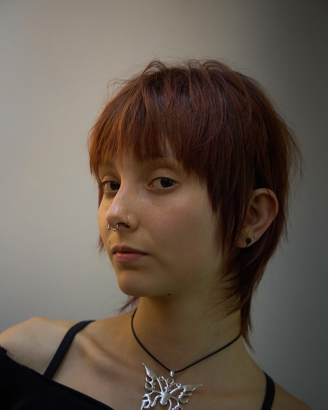 Corte mullet cobrizo con flequillo