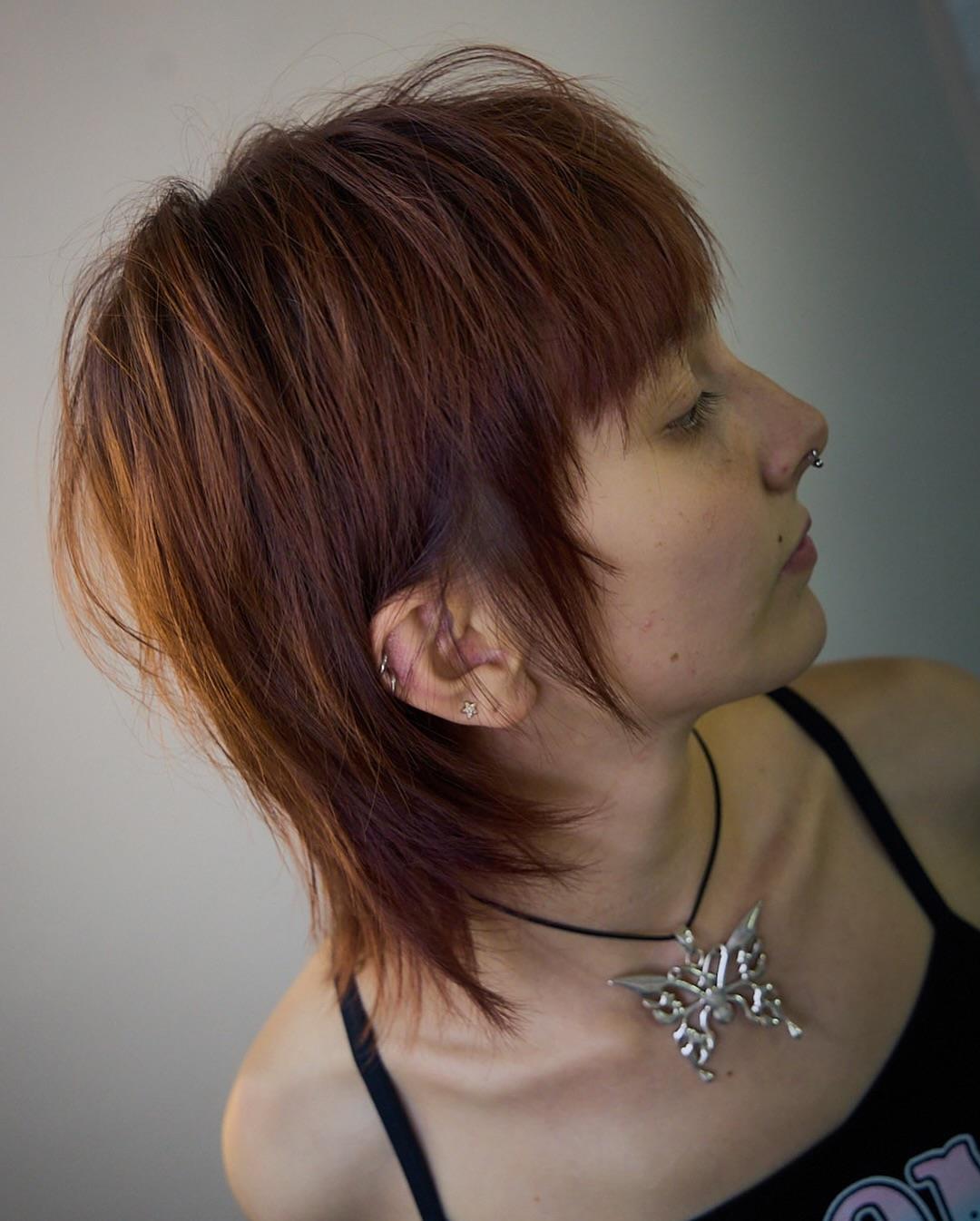 Corte en capas cobrizo visto de perfil