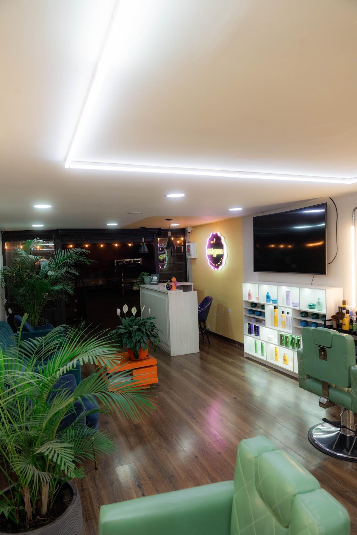 Recepción de Stigma Saloon con plantas y sillas verde menta