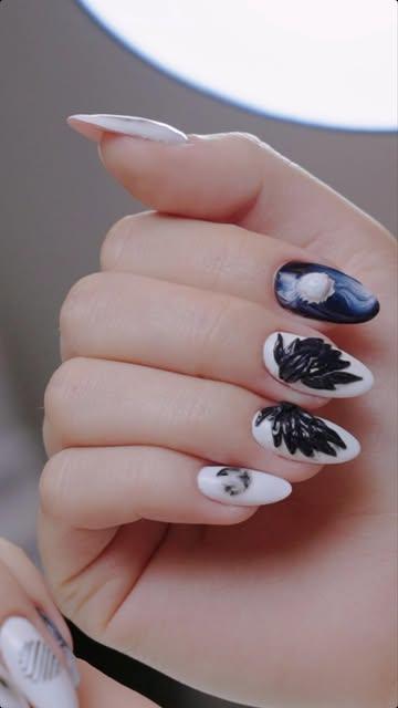 Manicure blanco y negro con flores